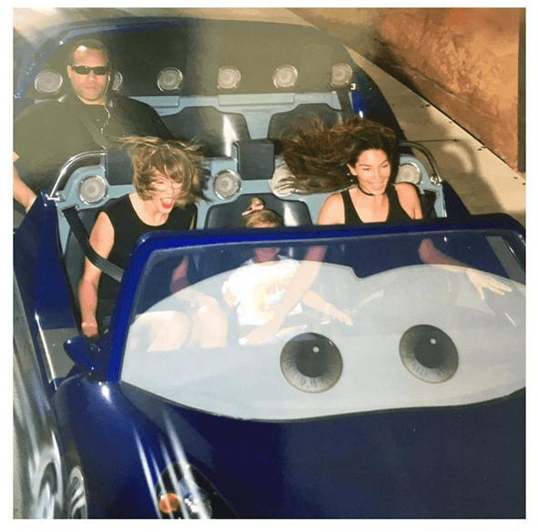 Taylor es como una niña grande y esta semana así la vimos en Disney, feliz de la vida.