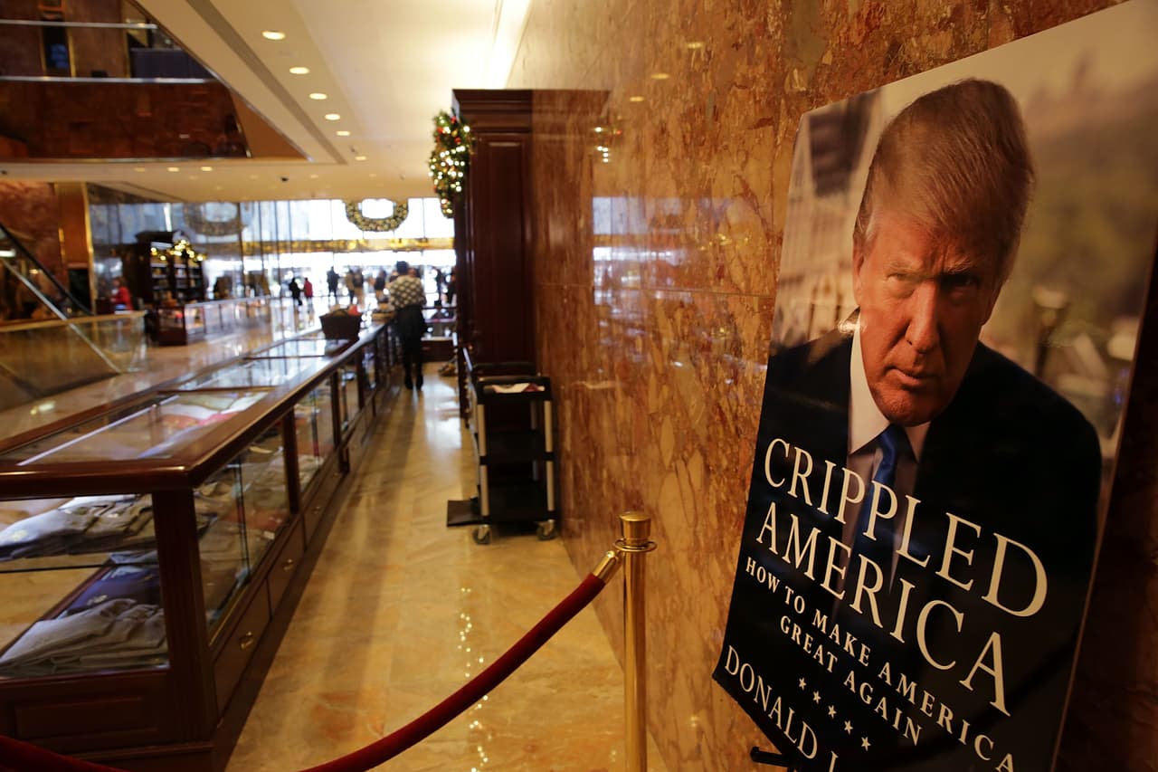 Un afiche del último libro escrito por Donald Trump, ‘Crippled America’ en la planta baja del edificio, en 2015.