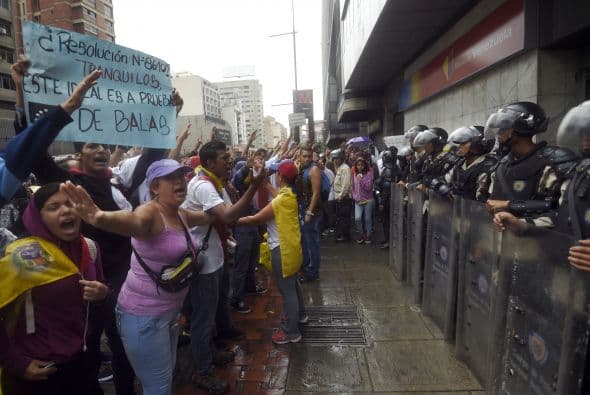 El acto opositor culminó en medio de la calle y bajo una intensa lluvia con los sermones que ofrecieron dos sacerdotes, quienes recordaron a las personas fallecidas en las protestas del 2014.