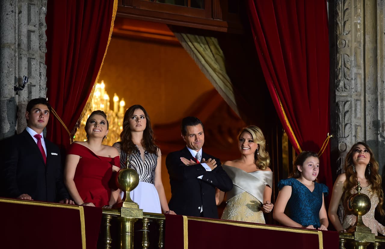 Angélica muy orgullosa de su esposo.