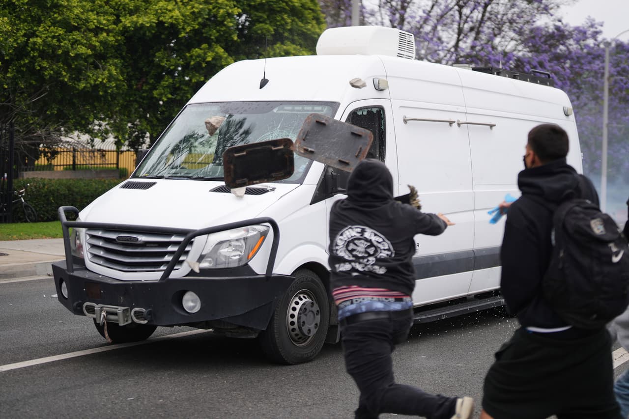 Estas acciones forman parte del aumento de operativos migratorios impulsados por la administración del expresidente
<b>Donald Trump</b>, que prometió
<b>deportaciones masivas</b> y ha intensificado los arrestos en todo el país, con un promedio de
<b>1,600 detenciones diarias</b>, según ICE.
<br>
<br>El clima de tensión y temor continúa en la ciudad, mientras organizaciones civiles alertan que las redadas podrían intensificarse en los próximos días.
<br>
<br>(AP Photo/Eric Thayer)