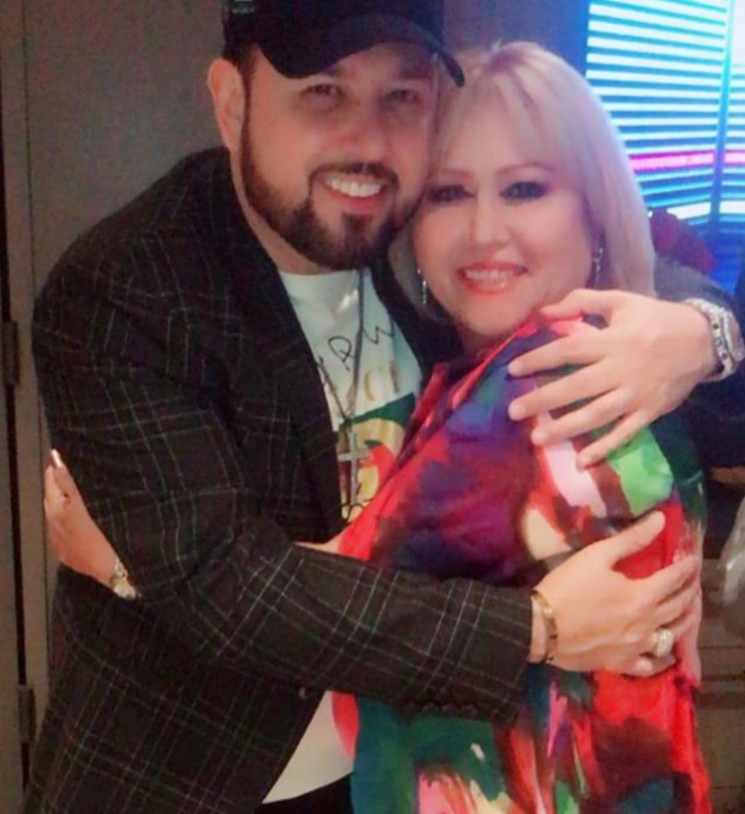 "En estos momentos, mi madre está en cirugía y pido de todo corazón que sigan orando por mi madre. Muchas gracias de verdad a todos. Madre mía, sé fuerte, yo aquí te estaré esperando. Te amo Claudia Tapia, mi madre adorada. Eres la mejor, mi regalo más hermoso. Quiero muchas fotos así contigo ama", comentó.