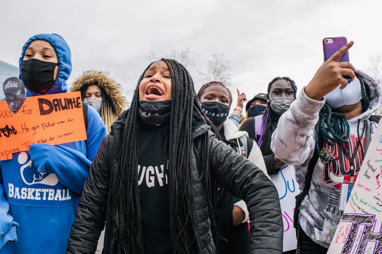 Los estudiantes de secundaria gritan durante la manifestación de este lunes 19 de abril de 2021.