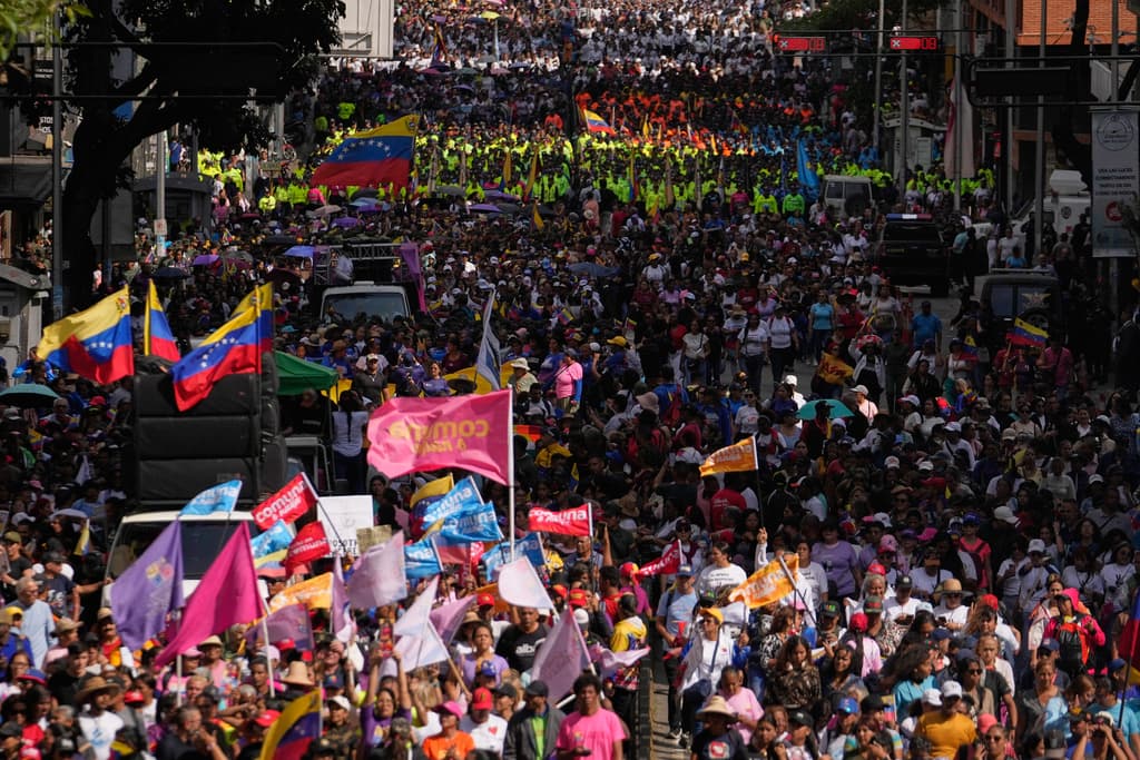Partidarios del gobierno se reúnen en una marcha de mujeres para exigir el regreso del presidente venezolano Nicolás Maduro en Caracas, Venezuela, el martes 6 de enero de 2026, tres días después de que las fuerzas estadounidenses lo capturaran a él y a su esposa. (Foto AP/Matías Delacroix)