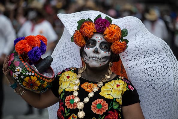 Si de igual manera considera visitar y decorar tumbas de seres queridos con miembros del hogar únicamente, manténgase a más de 6 pies de distancia de otras personas que puedan estar en el área. 
<br>
<br>También puede organizar o asistir a una pequeña cena con familiares y amigos locales al aire libre donde las personas están a más de 6 pies de distancia. 
<br>
<br>