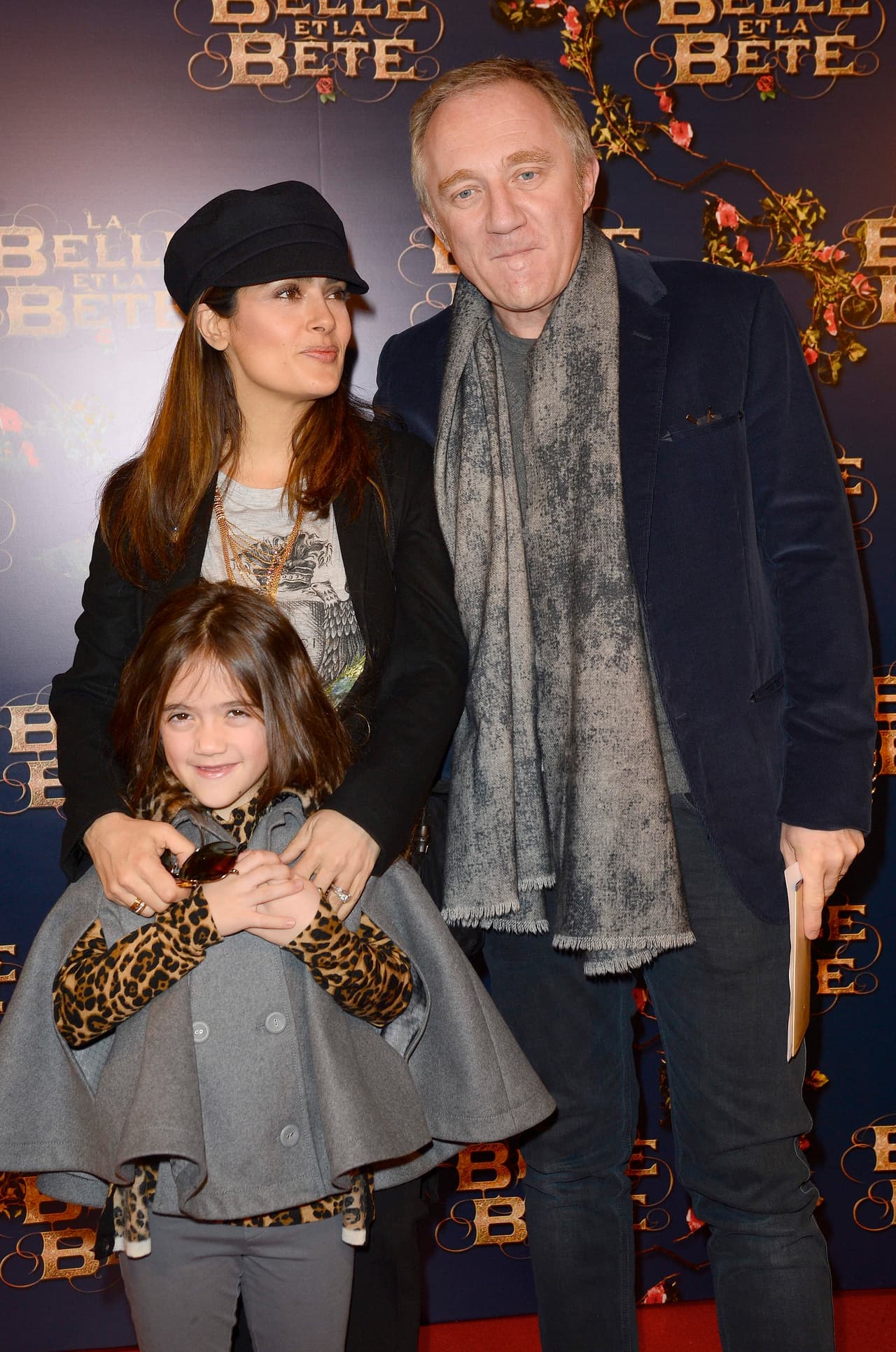 Luego de darse a conocer la noticia, Salma no dudó en sacar las uñas por su hombre.