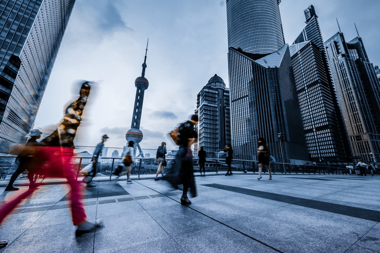 <b>Puesto 73. Shanghai</b>. “Una de las ciudades más grandes del mundo es sorprendentemente transitable y atractiva, y (además) está lista para hacer volar tu mente”. Esta potencia china de las finanzas, el comercio internacional, la cultura, la ciencia y la tecnología alberga innumerables empresas. Sin embargo, Shanghai la ciudad es alabada asimismo por la forma en la que combina el pasado y el presente; la industria y el ocio. Ocupa el puesto 35 en ‘compras’, el siete en ‘restaurantes’ y el 35 en ‘atracciones y lugares de interés’. Un cierre estricto al comienzo de la pandemia ha permitido que mantenga la pandemia en solo 11 casos por millón de residentes, según cifras oficiales.