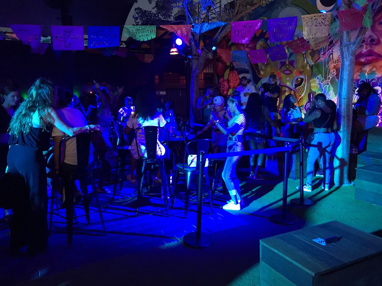 También hay personas aglomeradas.