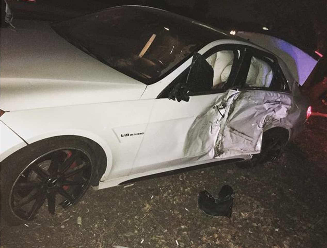 Y aquel 8 de diciembre él mismo reveló a través de su cuenta de 
<i>Twitter</i> sobre el choque de su flamante deportivo contra un árbol, mientras conducía por el barrio de Woodland Hills:
<b> "He tenido una noche muy dura, he chocado contra un árbol. Estoy sano y salvo, gracias a Dios. </b>Pero mi precioso auto ha quedado completamente destrozado. Yo no tuve la culpa".
<br>