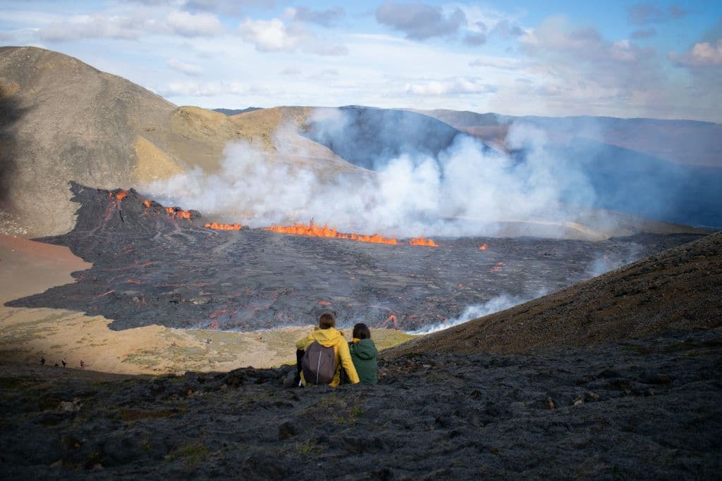 El sitio de la erupción, en una zona de difícil acceso que requiere un recorrido de 90 minutos a pie, ya atrajo a más de 1,830 visitantes el primer día de la aparición de la grieta, según las autoridades islandesas.