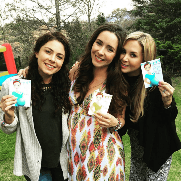 Hace unos fines de semana sus amigas le preparon un baby shower.