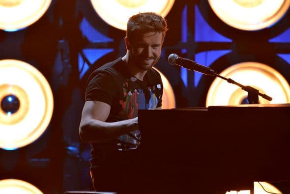 El español enamoró a sus fans al ritmo de su voz y de su piano.