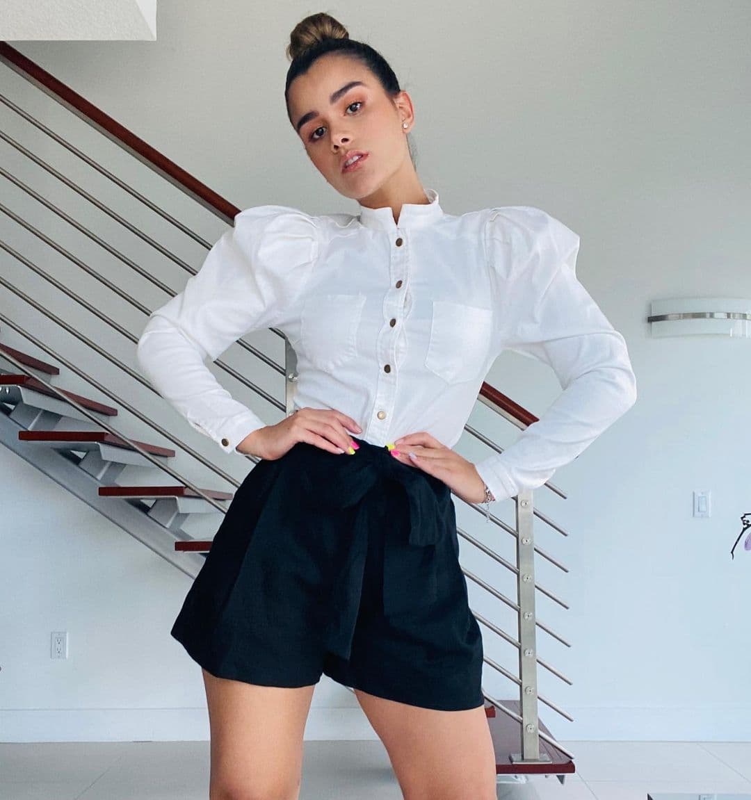 El 'black & white' es una apuesta segura y vanguardista en cuanto a moda se refiere. Así lució Clarissa en un look minimalista.