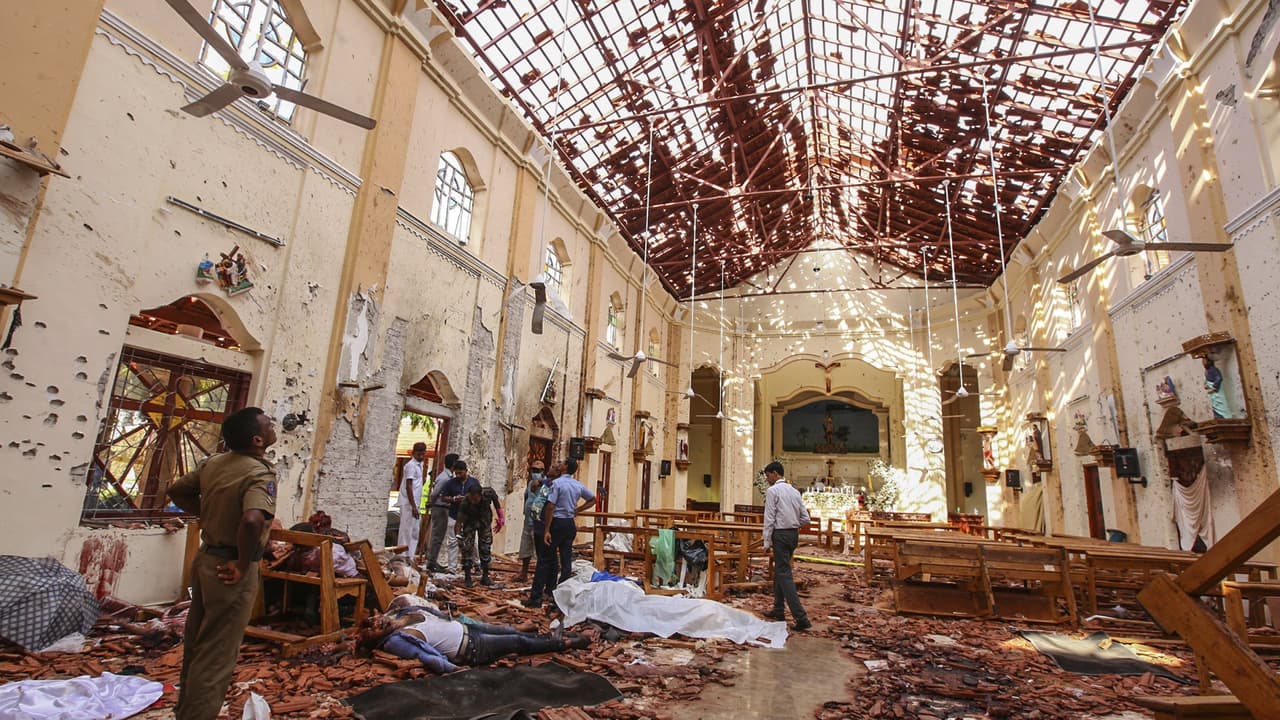 <b>En video: 32 extranjeros, incluyendo dos estadounidenses, están entre las víctimas de la matanza en Sri Lanka</b>
<br>
<br>El gobierno de la nación asiática afirmó que fueron siete atacantes suicidas, con la ayuda de una red extremista internacional, los que hicieron detonar bombas en tres iglesias y cuatro hoteles en la isla. Los atentados terroristas dejaron casi 300 muertos y más de 500 heridos.