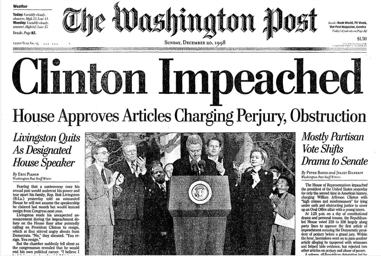 El 19 de diciembre de 1998, la Cámara de Representantes llevó a juicio político al entonces presidente Bill Clinton. Fue la segunda vez en la historia de EEUU que un presidente pasa por tal proceso. Ese diciembre fue caótico ya que al unísono de la incertidumbre sobre el futuro del presidente, hubo un último día de bombardeos contra Irak. 
<i><b><a href="https://www.washingtonpost.com/history/2018/12/19/clinton-impeached-how-presidents-peril-dominated-washington-posts-front-page-years-ago/?utm_term=.ea3d50871c9e">The Washington Post</a></b></i> comparó el 19 de diciembre de 1998 con el 20 de enero de 1981, cuando Ronald Reagan juró como presidente minutos antes de que 52 rehenes estadounidenses retenidos en Irán salieran en la libertad.