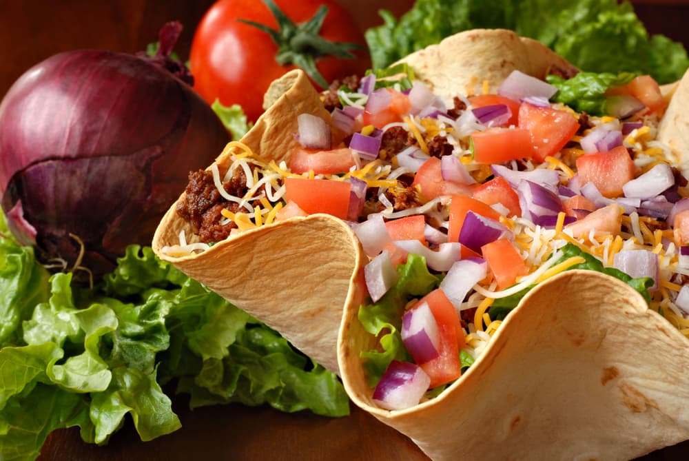 Un ingrediente que puede sustituir a la lechuga es el germen puedes preparar una deliciosa ensalada, combínala con tus vegetales favoritos, no olvides agregar un aderezo o un toque de aceite de oliva.