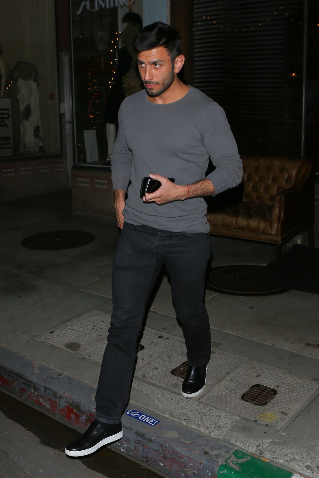 El artista plástico iba de playera gris y jeans negros, muy cómodo.