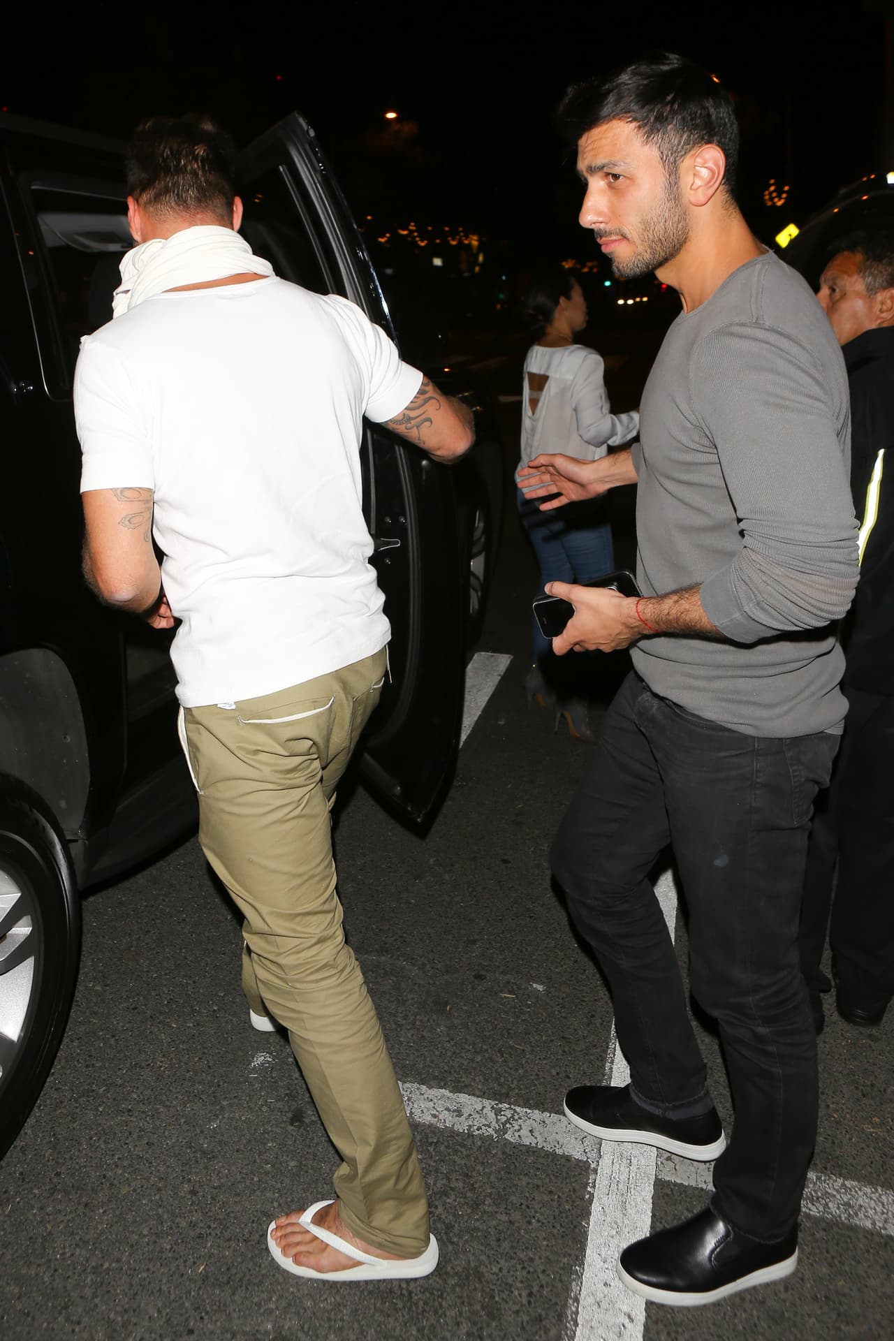 Regresaron a la camioneta y Jwan Yosef siguió al cantante.