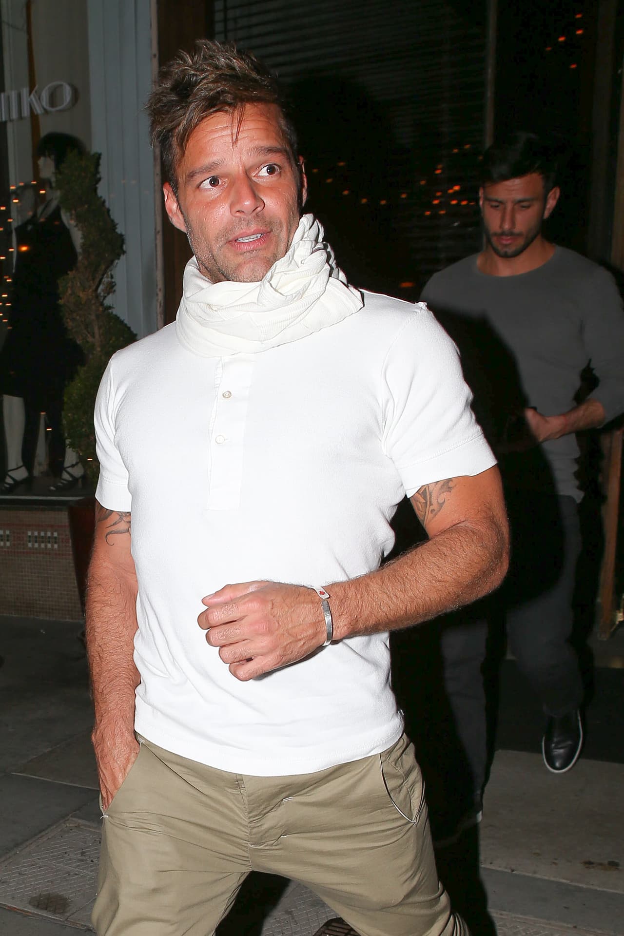 Los fotógrafos los captaron saliendo del local.