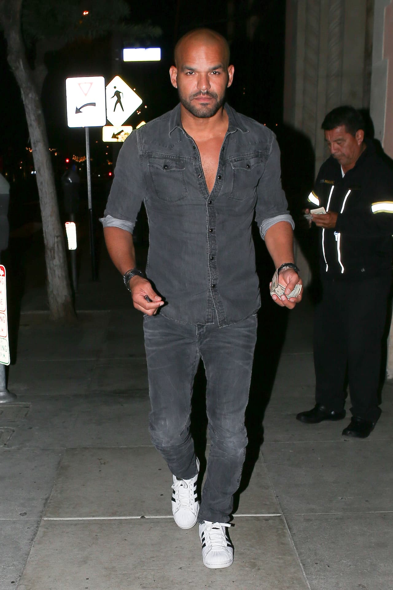 Con fajo de billetes en mano, Amaury pidió su auto.