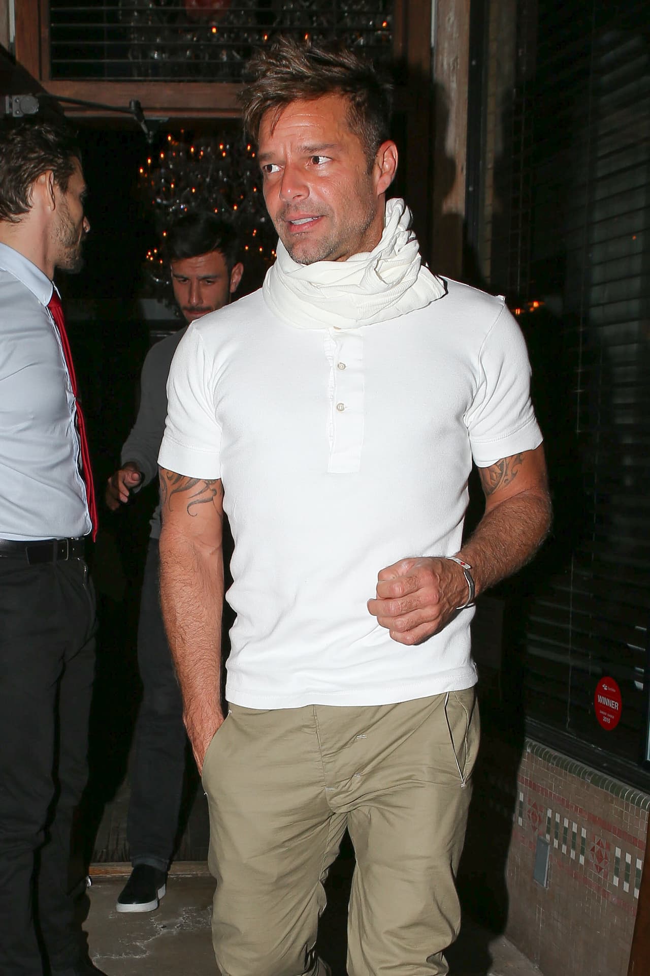 Y ahora está presentando al artista con sus amigos cercanos.