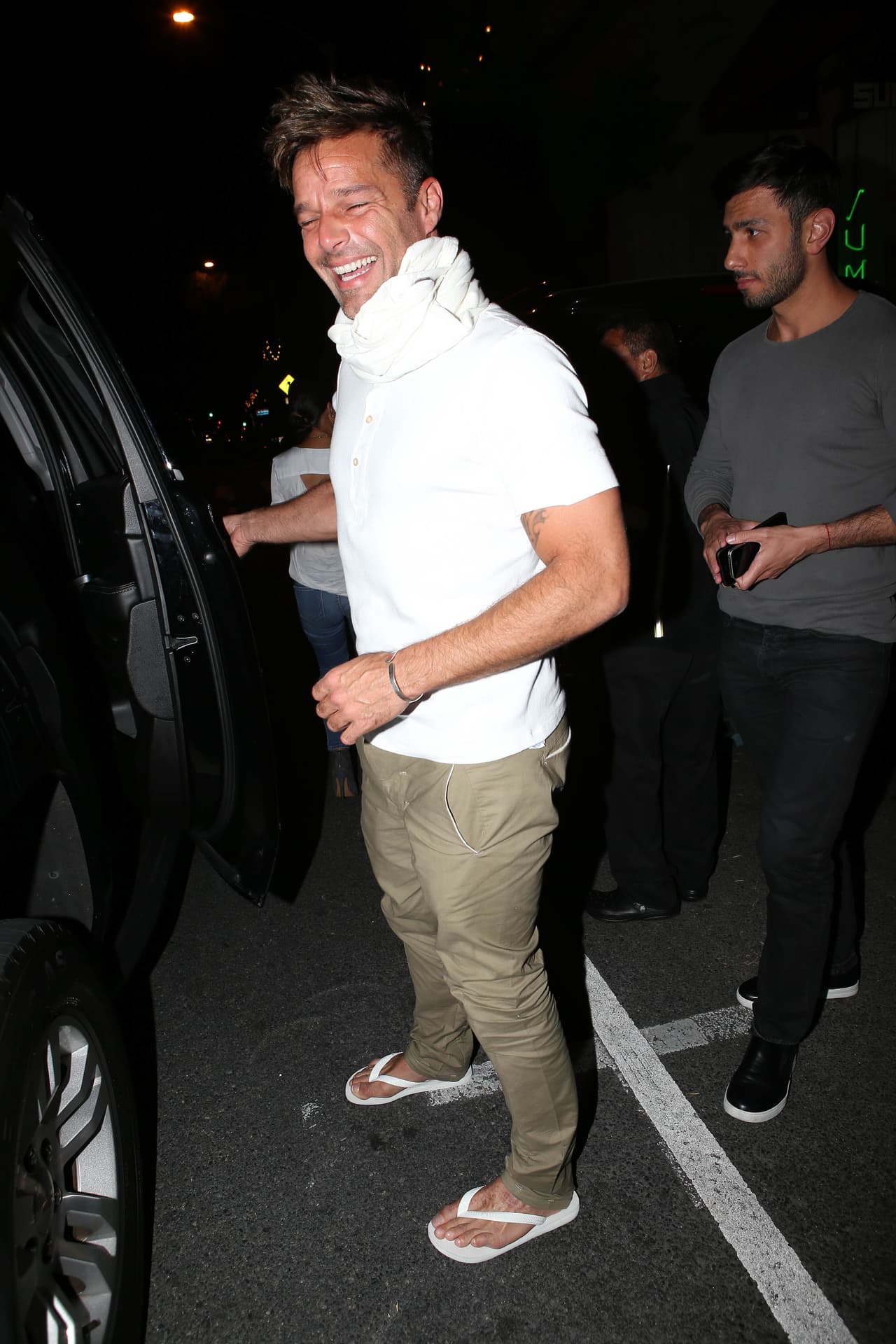 Hablando de comodidad, el boricua optó por unas chanclas blancas.