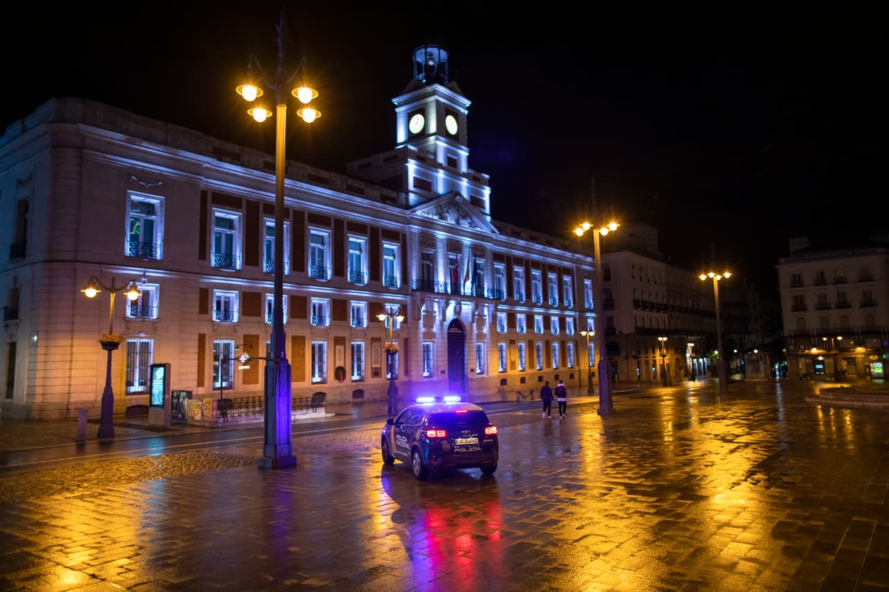 Una patrulla en la Puerta del Sol, en pleno centro de Madrid, después de entrar en vigor el toque de queda, una medida que también se ha implantado en Barcelona, Sevilla y Valencia para controlar la pandemia.