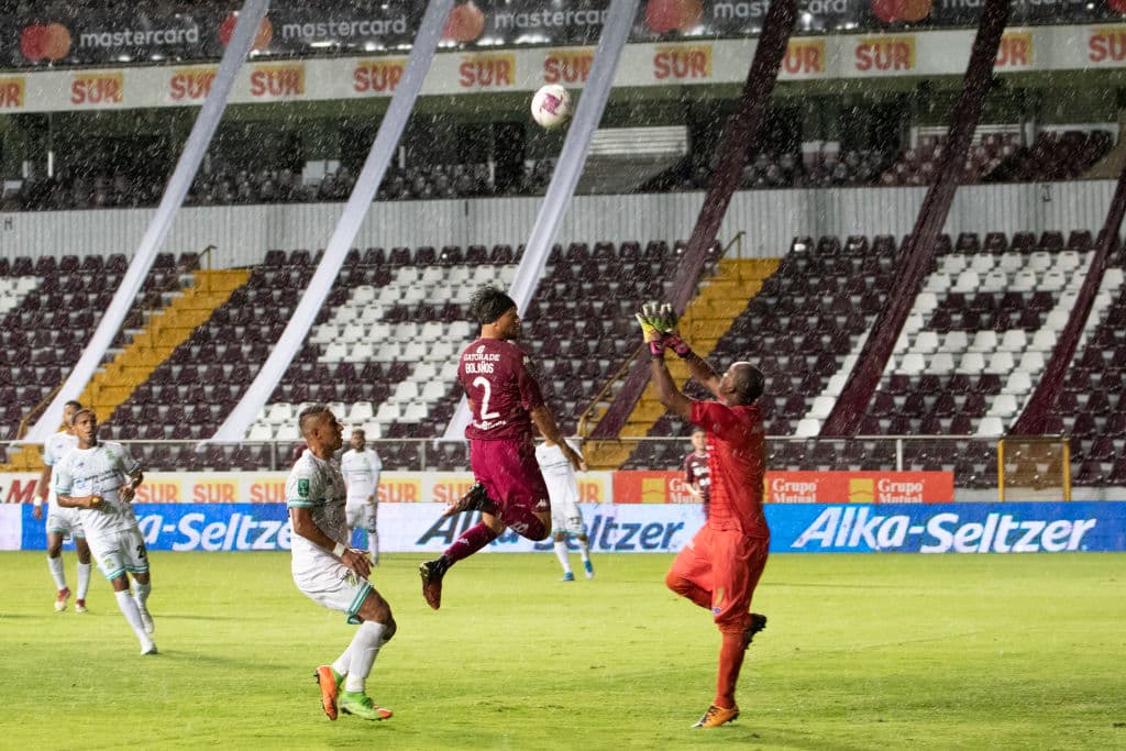 En una feria de goles, Saprissa logra vencer 4-3 a Comunicaciones y toman una ligera ventaja en las semifinales de la Concacaf League.