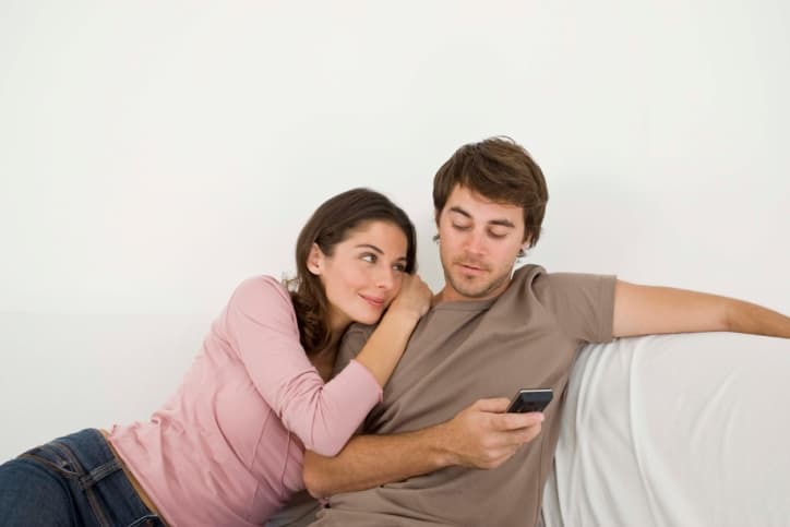 En estos días tendrás muchos ojos puestos sobre ti. Si cumples tus obligaciones responsablemente y revisas tus encomiendas laborales no habrá trastornos. Estarás dejando atrás actitudes del pasado que solamente causaron desavenencias con tu pareja.