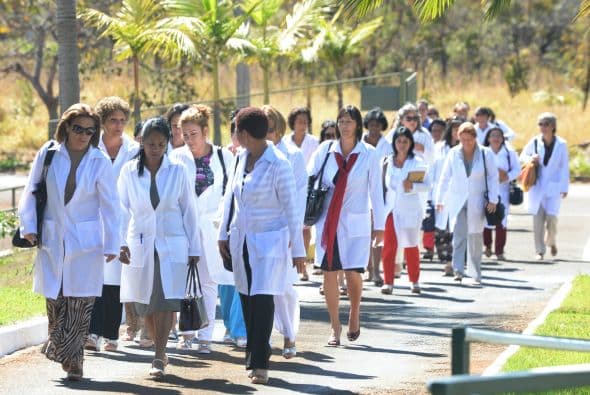 Este pasado lunes 10 de septiembre en la noche, un centenar de médicos brasileños enfrentó cara a cara a unos 70 de ellos que salían de su primer día de entrenamiento en una fortaleza en el noroeste del país y los abuchearon gritándoles “esclavos” e “incompetentes”.