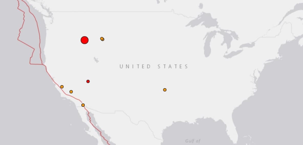 El foco sísmico estuvo localizado a 10 kilómetros de profundidad y el epicentro se ubicó cerca de Beaver Creek a lo largo de las montañas del Salmon River, de acuerdo al reporte de USGS.
<br>