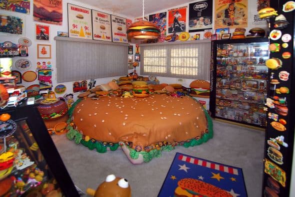 Una de sus posesiones más querida es esta cama de agua con forma de hamburguesa.