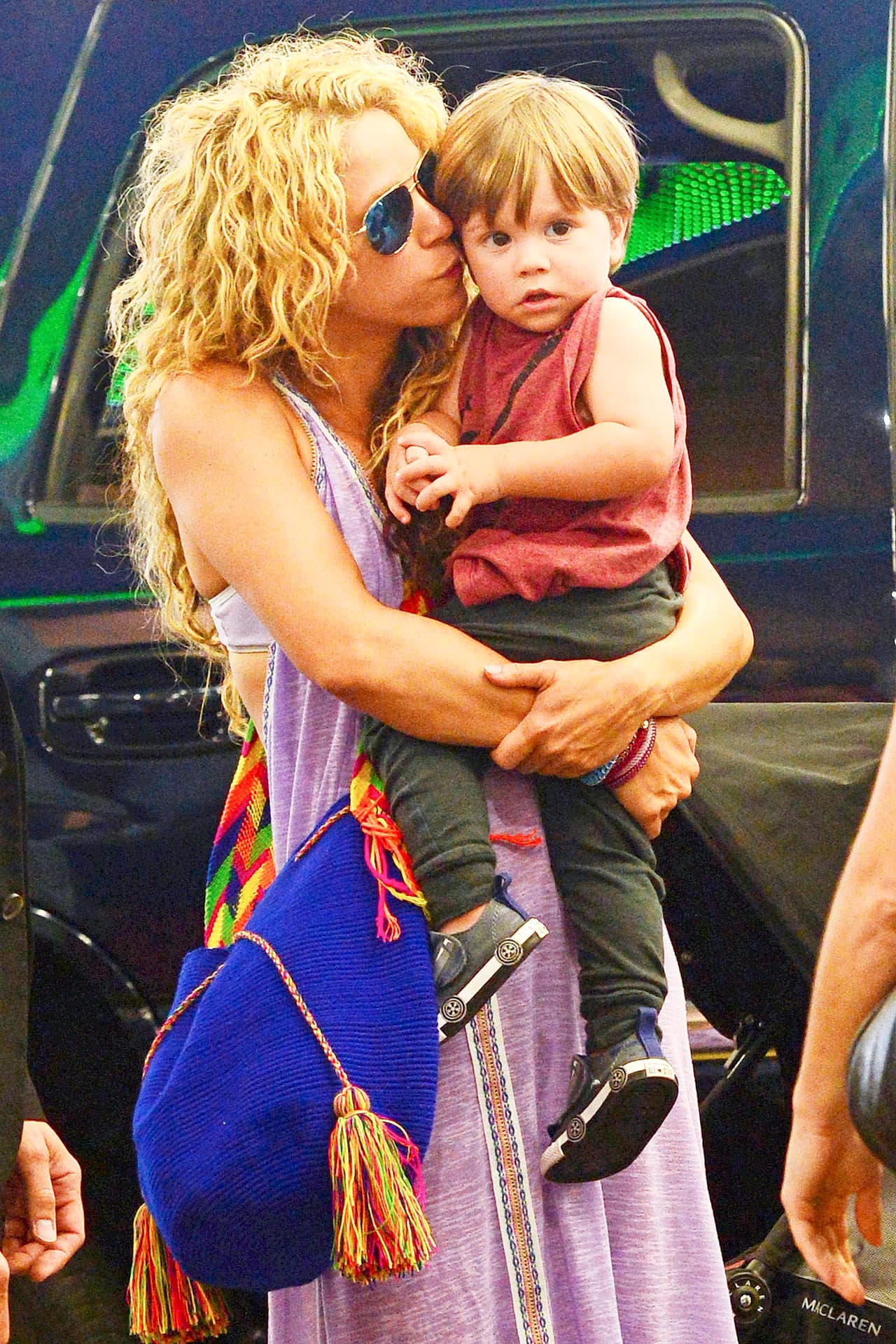 La colombiana viajó con sus dos peques.