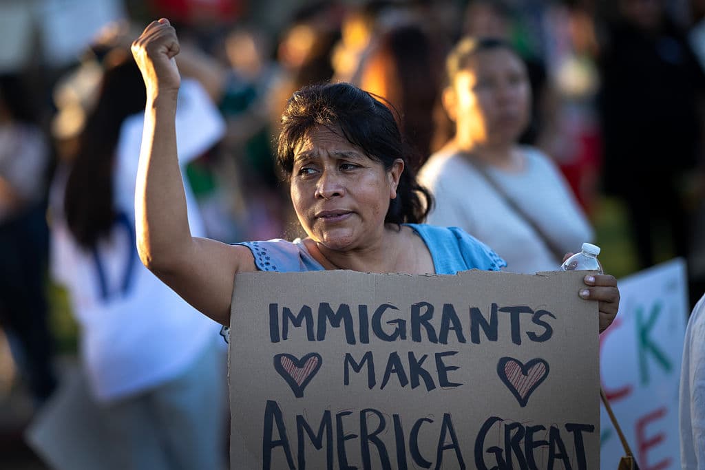 Múltiples familias formaron parte de la protesta contra los operativos de ICE en Pico Rivera, una ciudad habitada en más de 90% por hispanos.
<br>
<br>Datos del Censo reportan que
<b><a href="https://www.census.gov/quickfacts/fact/table/picoriveracitycalifornia/AGE135223" target="_blank">en 2024, Pico Rivera tenía 59,363 habitantes</a></b>, de los cuales
<b>53,723 se identifican como hispanos o latinos.</b>
<br>
<br>A la manifestación, esta mujer llevó su pancarta recordando que "los inmigrantes hacen grande a América (EEUU)".