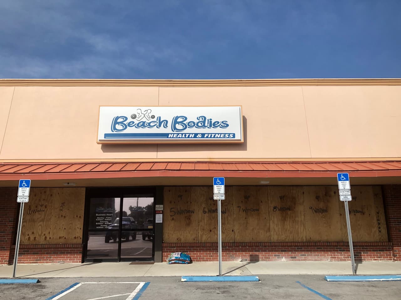 Muchos negocios de esta zona, acostumbrada al impacto de huracanes en esta época del año, tienen los tableros listos para ser colocados cuando sea necesario.