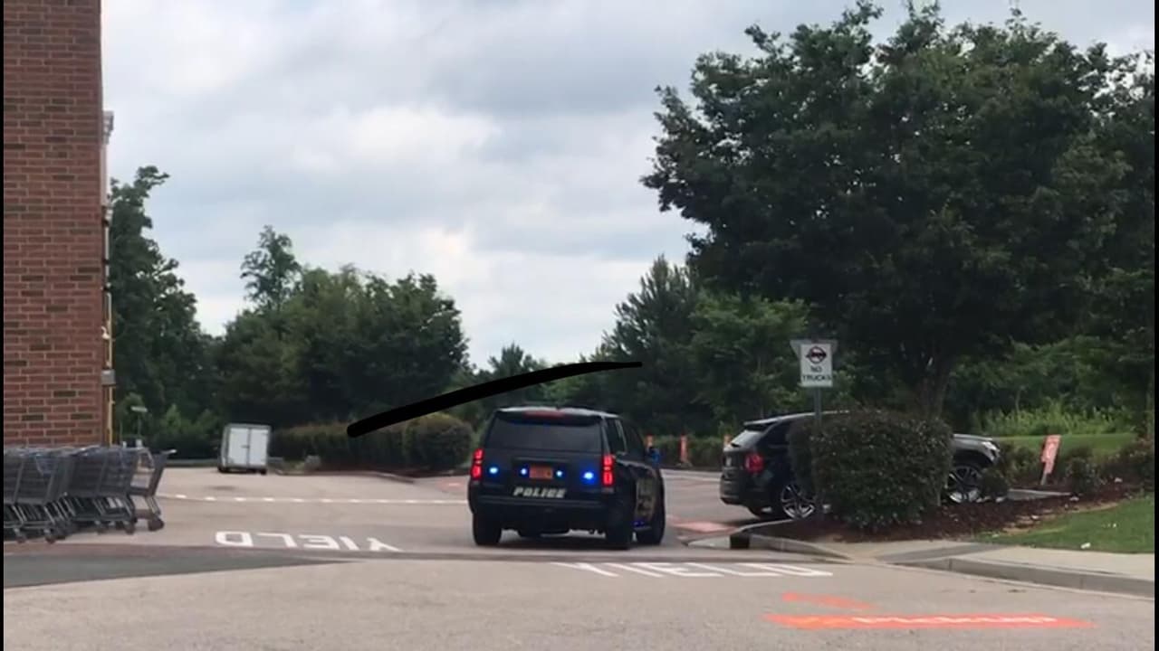 El asaltó comenzó antes de las 4:30 a.m. en Walmart en South Main Street, en Wake Forest, en Carolina del Norte