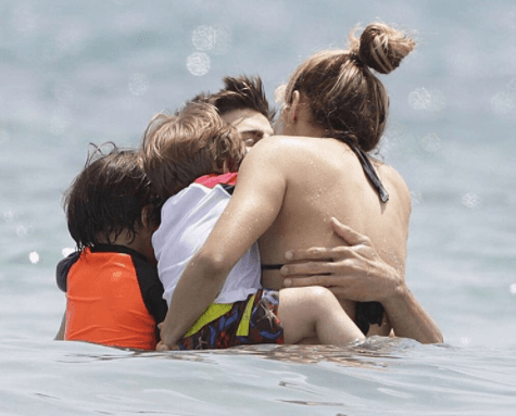 Shakira y Gerard Piqué con sus hijos Milan y Sasha siendo testigos de lo mucho que se aman.