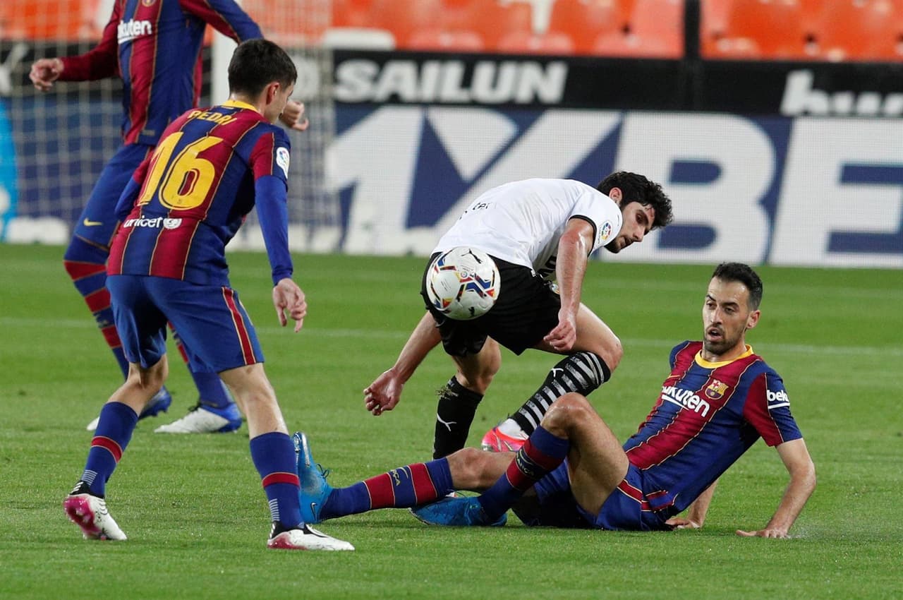 Barcelona derrota al Valencia 3-2 durante la Jornada 34 de LaLiga. Gabriel Bautista abrió el marcador para los locales, pero Lionel Messi con doblete, seguido de Antoine Griezmann, pusieron arriba a los culés, sin embargo ya al filo del partido, Carlos Soler anotó el segundo tanto para los 'ches'.