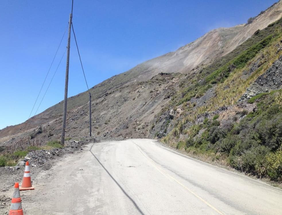 El deslave dejó la zona de Mud Creek bajo 40 pies (12 metros) de tierra y rocas. Oficiales de Caltrans dijeron que nunca habían visto un alud de tierra de esta magnitud en la región.