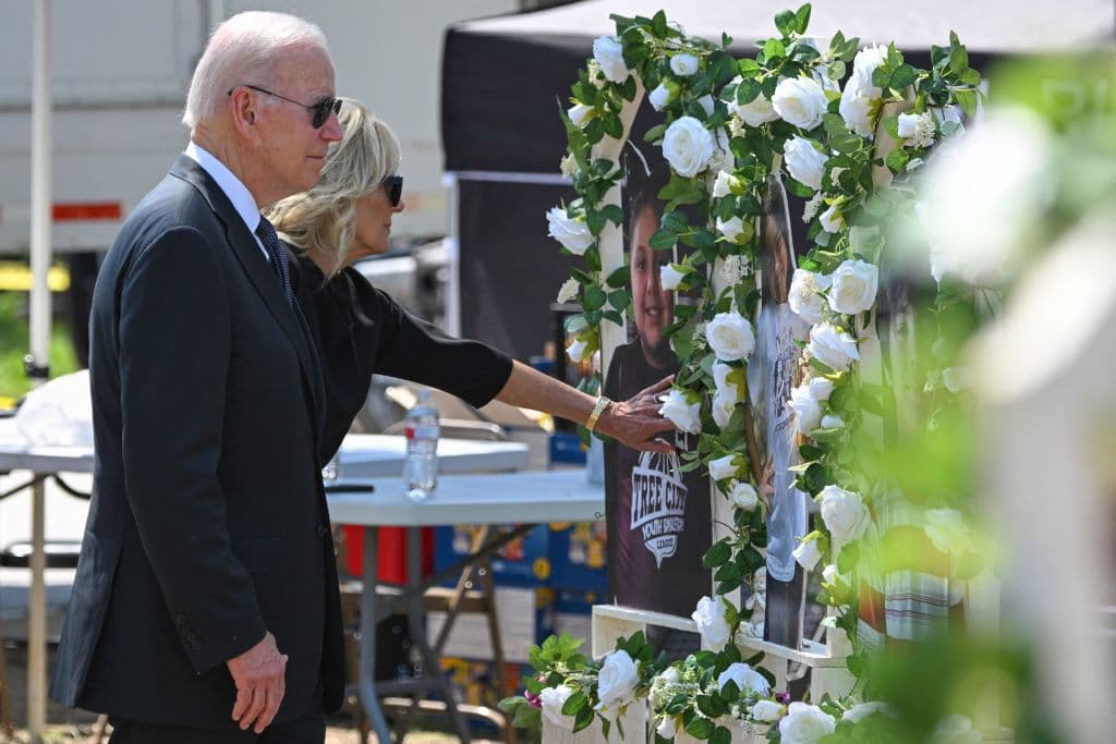 Joe y Jill Biden tocaron cada foto de cada víctima del tiroteo. La primera dama se acercó a cada una de las imágenes y posó su mano como acariciando la imagen de los niños fallecidos. 
<br>