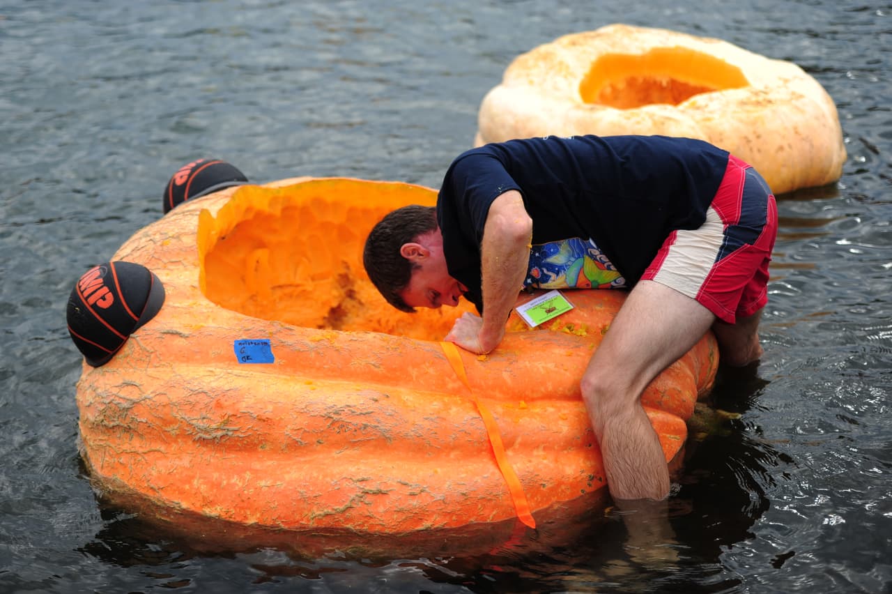 Los participantes se esforzaron muchísimo, pero algunos tuvieron que desistir después de que su calabaza se llenara de agua, sin embargo después de todo el evento resultó muy divertido para todo el mundo y unió a las familias de los agricultores.