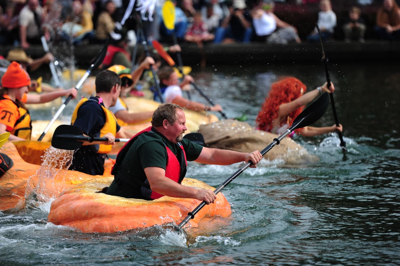 Los participantes se esforzaron muchísimo, pero algunos tuvieron que desistir después de que su calabaza se llenara de agua, sin embargo después de todo el evento resultó muy divertido para todo el mundo y unió a las familias de los agricultores.