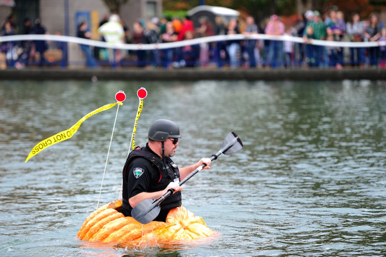 Los participantes se esforzaron muchísimo, pero algunos tuvieron que desistir después de que su calabaza se llenara de agua, sin embargo después de todo el evento resultó muy divertido para todo el mundo y unió a las familias de los agricultores.