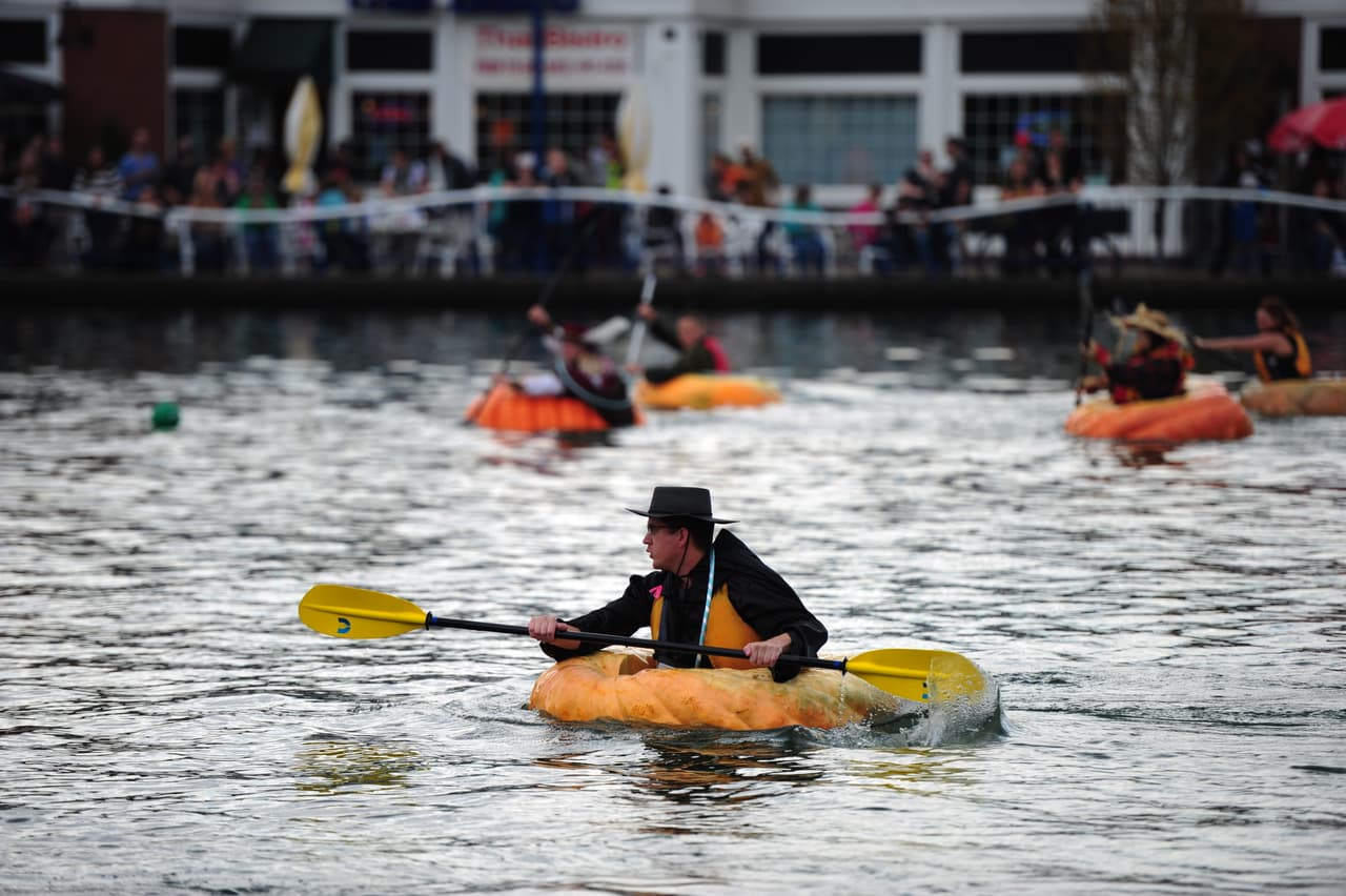 Los participantes se esforzaron muchísimo, pero algunos tuvieron que desistir después de que su calabaza se llenara de agua, sin embargo después de todo el evento resultó muy divertido para todo el mundo y unió a las familias de los agricultores.