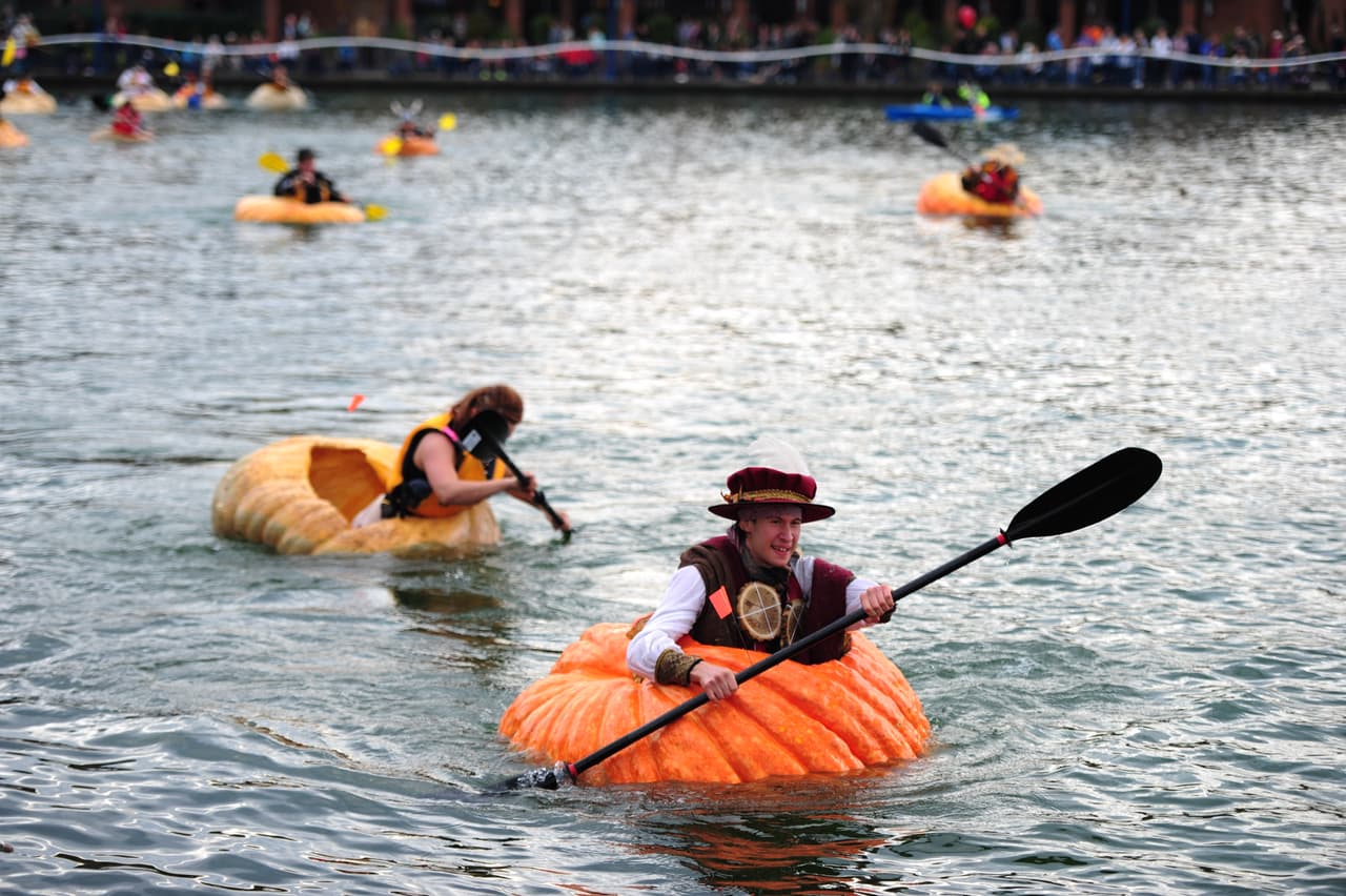 Los participantes se esforzaron muchísimo, pero algunos tuvieron que desistir después de que su calabaza se llenara de agua, sin embargo después de todo el evento resultó muy divertido para todo el mundo y unió a las familias de los agricultores.