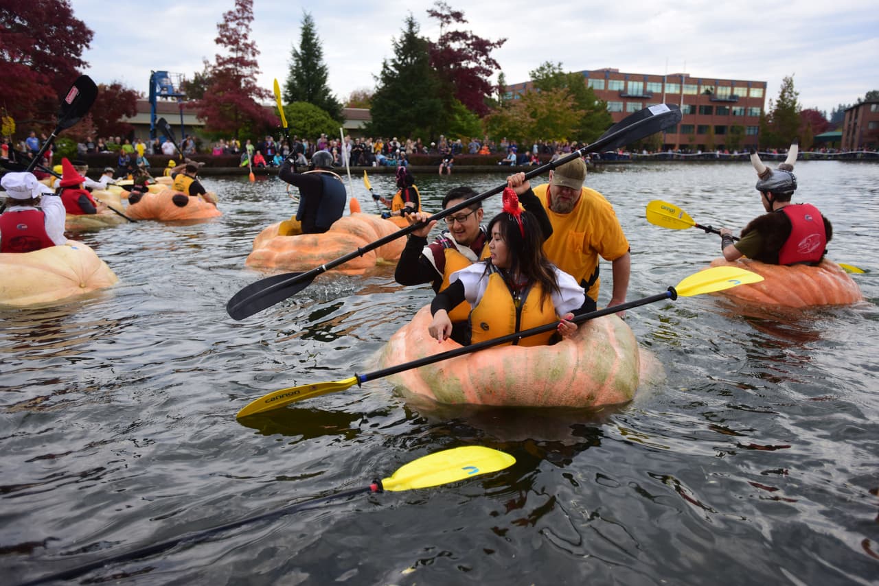 En total 21 calabazas fueron echadas al agua con sus dueños adentro, con el objetivo de llegar a la meta.