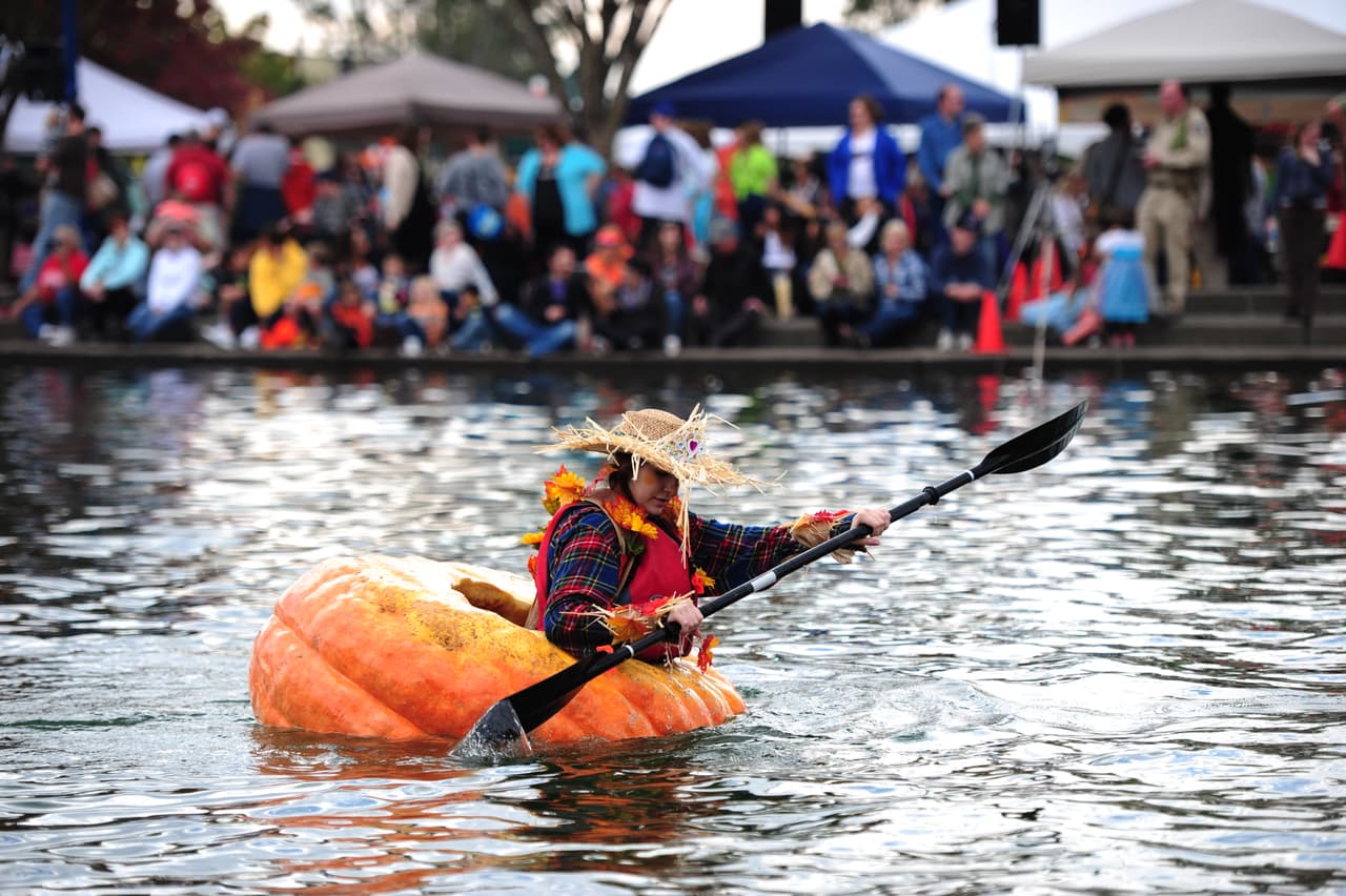 Los participantes se esforzaron muchísimo, pero algunos tuvieron que desistir después de que su calabaza se llenara de agua, sin embargo después de todo el evento resultó muy divertido para todo el mundo y unió a las familias de los agricultores.