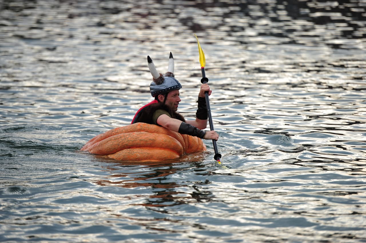 Los participantes se esforzaron muchísimo, pero algunos tuvieron que desistir después de que su calabaza se llenara de agua, sin embargo después de todo el evento resultó muy divertido para todo el mundo y unió a las familias de los agricultores.
