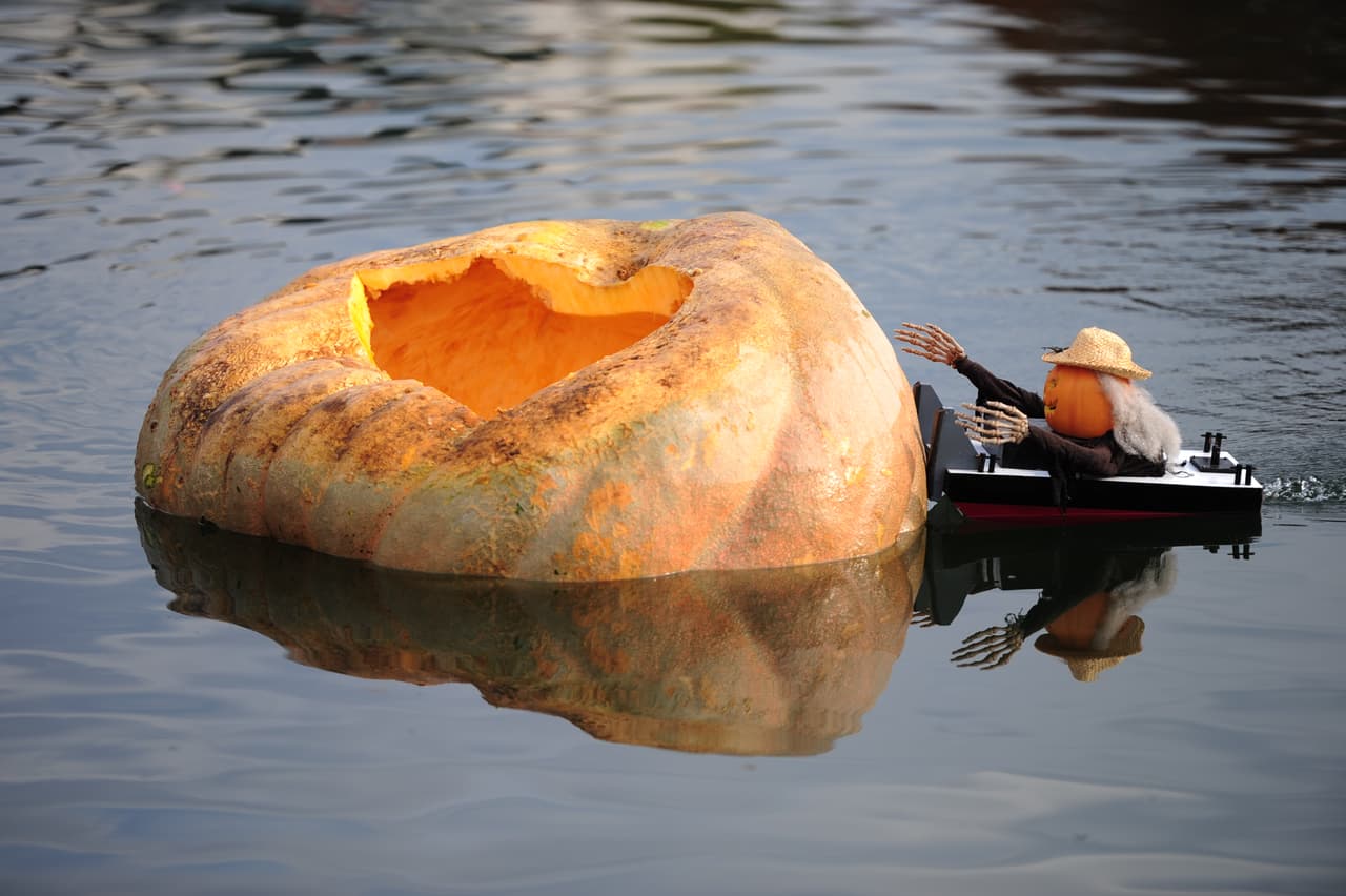 Los participantes se esforzaron muchísimo, pero algunos tuvieron que desistir después de que su calabaza se llenara de agua, sin embargo después de todo el evento resultó muy divertido para todo el mundo y unió a las familias de los agricultores.