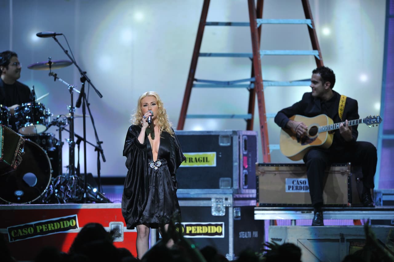 En esta ocasión, la cantante seleccionó un vestido negro con un amplio escote para cantar su tema.